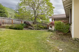 1888 NE Beacon Dr, Grants Pass, OR 97526 - Photo 35