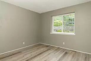 1888 NE Beacon Dr, Grants Pass, OR 97526 - Photo 13