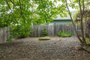 1888 NE Beacon Dr, Grants Pass, OR 97526 - Photo 27