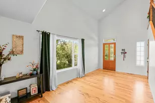 107 N 1st St, Talent, OR 97540 - Photo 5