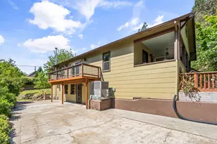 915 NW D St, Grants Pass, OR 97526 - Photo 29