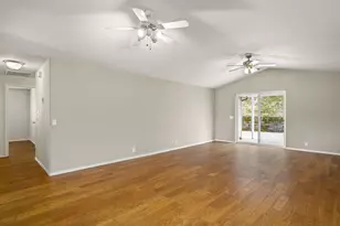 231 SE Independence Dr, Grants Pass, OR 97527 - Photo 5