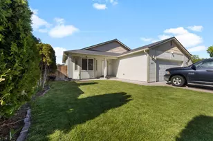 5637 Mickshelly Cir, Klamath Falls, OR 97603 - Photo 3