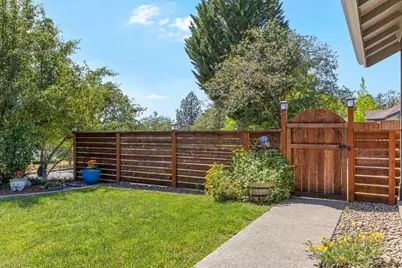 1180 NW F Street, Grants Pass, OR 97526 - Photo 9