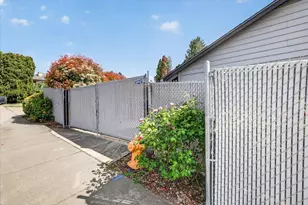 2390 Fairfield Dr, Medford, OR 97504 - Photo 25
