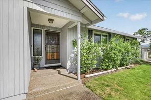 2390 Fairfield Dr, Medford, OR 97504 - Photo 3