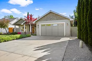 1054 Pumpkin Ridge Dr, Eagle Point, OR 97524 - Photo 5
