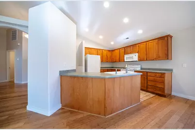 923 Village Circle, Medford, OR 97504 - Photo 11