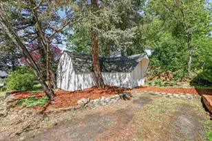 1635 NE Beacon Dr, Grants Pass, OR 97526 - Photo 43