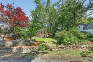 1635 NE Beacon Dr, Grants Pass, OR 97526 - Photo 9