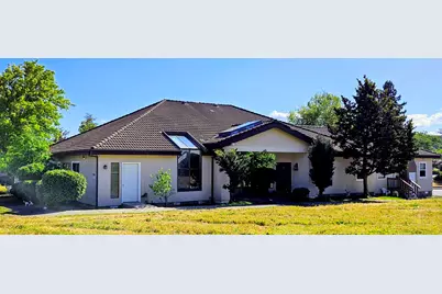 181 NW Bunnell Avenue, Grants Pass, OR 97526 - Photo 1