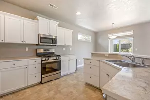 2510 NW Hemlock Wy, Redmond, OR 97756 - Photo 9