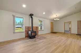 2410 Robertson Bridge Rd, Grants Pass, OR 97526 - Photo 15