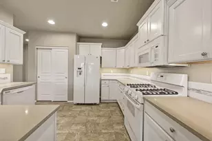2426 NW Hemlock Wy, Redmond, OR 97756 - Photo 13