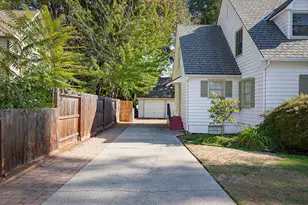 719 NW 3rd St, Grants Pass, OR 97526 - Photo 41