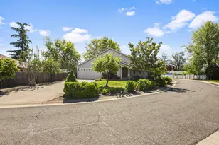 120 Nadine Ln, Central Point, OR 97502 - Photo 3