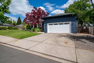 1676 Edgevale Ave, Medford, OR 97504 - Photo 3