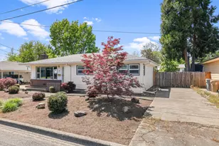 444 NE 12th St, Grants Pass, OR 97526 - Photo 3