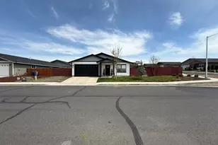 977 SE Strawberry Ln, Madras, OR 97741 - Photo 3