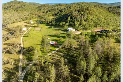 1884 S Obenchain Road, Eagle Point, OR 97524 - Photo 3