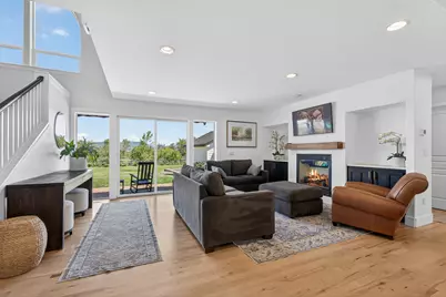 670 Old Stage Road, Central Point, OR 97502 - Photo 3