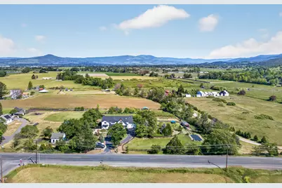 670 Old Stage Road, Central Point, OR 97502 - Photo 71
