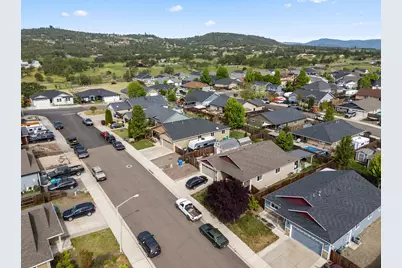 944 Stonewater Drive, Eagle Point, OR 97524 - Photo 37
