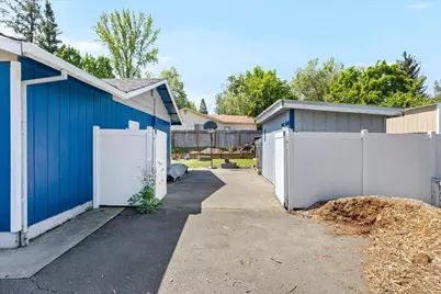 975 Fruitdale, Grants Pass, OR 97527 - Photo 3