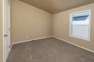 472 SE 7th St, Madras, OR 97741 - Photo 11
