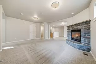 437 NW 27th St, Redmond, OR 97756 - Photo 7