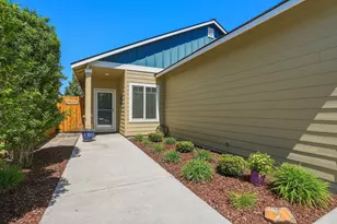 2933 NW Hemlock Ln, Redmond, OR 97756 - Photo 3