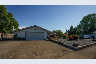 604 Hemlock Avenue, Central Point, OR 97502 - Photo 3