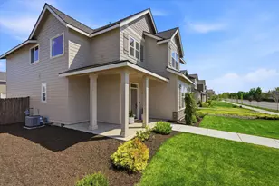 748 NW 27th St, Redmond, OR 97756 - Photo 3