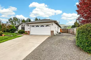 148 Meadow View Dr, Phoenix, OR 97535 - Photo 1