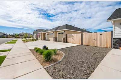 4951 SW Yew Place, Redmond, OR 97756 - Photo 5
