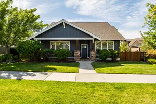889 Northwest 13th St, Redmond, OR 97756 - Photo 3