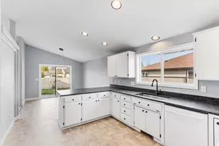 959 Westrop Dr, Central Point, OR 97502 - Photo 9