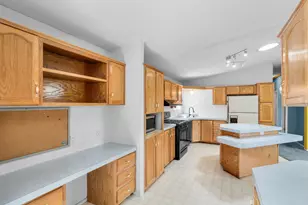 215 SE J St, Madras, OR 97741 - Photo 21