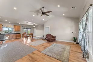 412 Barnum Dr, Phoenix, OR 97535 - Photo 3