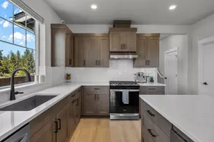 60933 SE Sydney Harbor Ct, Bend, OR 97702 - Photo 9