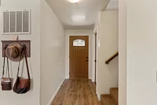 2642 Hawaiian Ave, Medford, OR 97504 - Photo 5