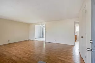 563 SW 2nd St, Madras, OR 97741 - Photo 3