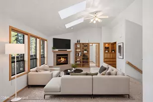 18210 Ollalie Ln, Sunriver, OR 97707 - Photo 1