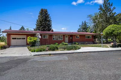176 SE Hillcrest Street, Madras, OR 97741 - Photo 1