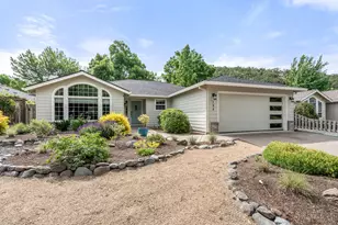 184 Meadow View Dr, Phoenix, OR 97535 - Photo 1