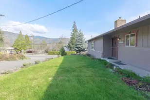 903 NW Hewitt Ln, Grants Pass, OR 97526 - Photo 3