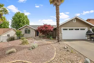 905 NW Regent Dr, Grants Pass, OR 97526 - Photo 1