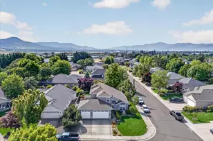 997 N Mountain Ave, Central Point, OR 97502 - Photo 3