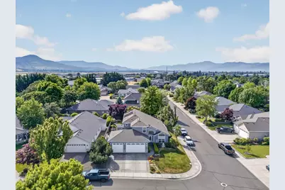997 N Mountain Avenue, Central Point, OR 97502 - Photo 3