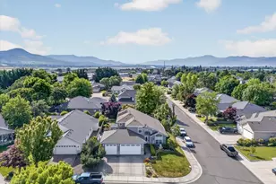 997 N Mountain Ave, Central Point, OR 97502 - Photo 3